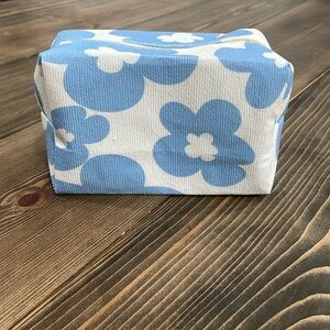 🌟2x Host Pick🌟Blue Floral Makeup Bag